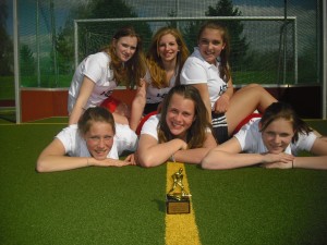 Siegreiche weibliche Jugend B mit Pokal beim FalkenCup (28. April 2013) 