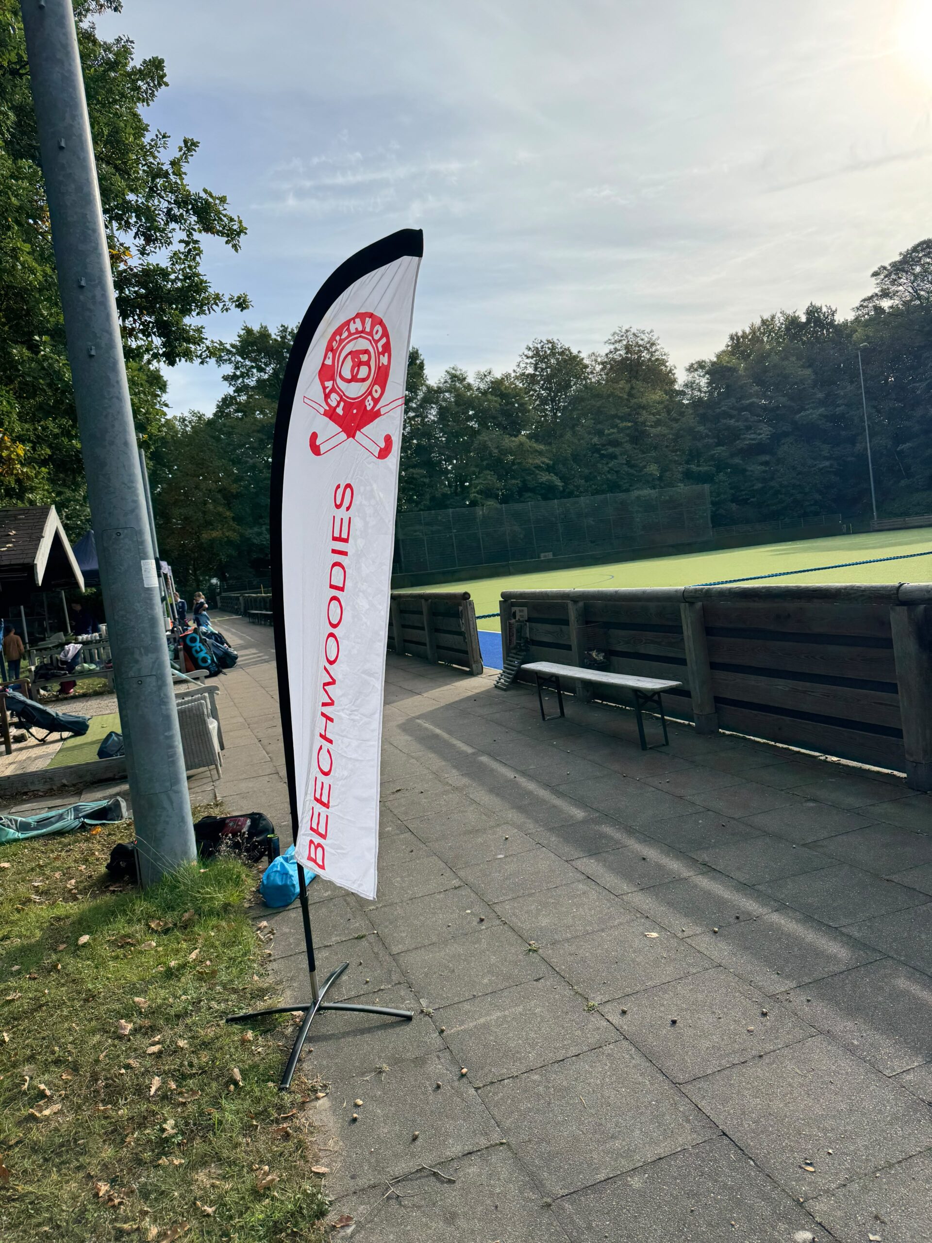 Beechwoodies-Flagge am Rand des Hockeyplatzes in Heimfeld.