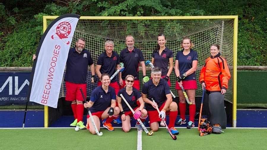 Die Beechwoodies stehen und knien mit Hockeyschlägern vor einem Hockeytor in Heimfeld.